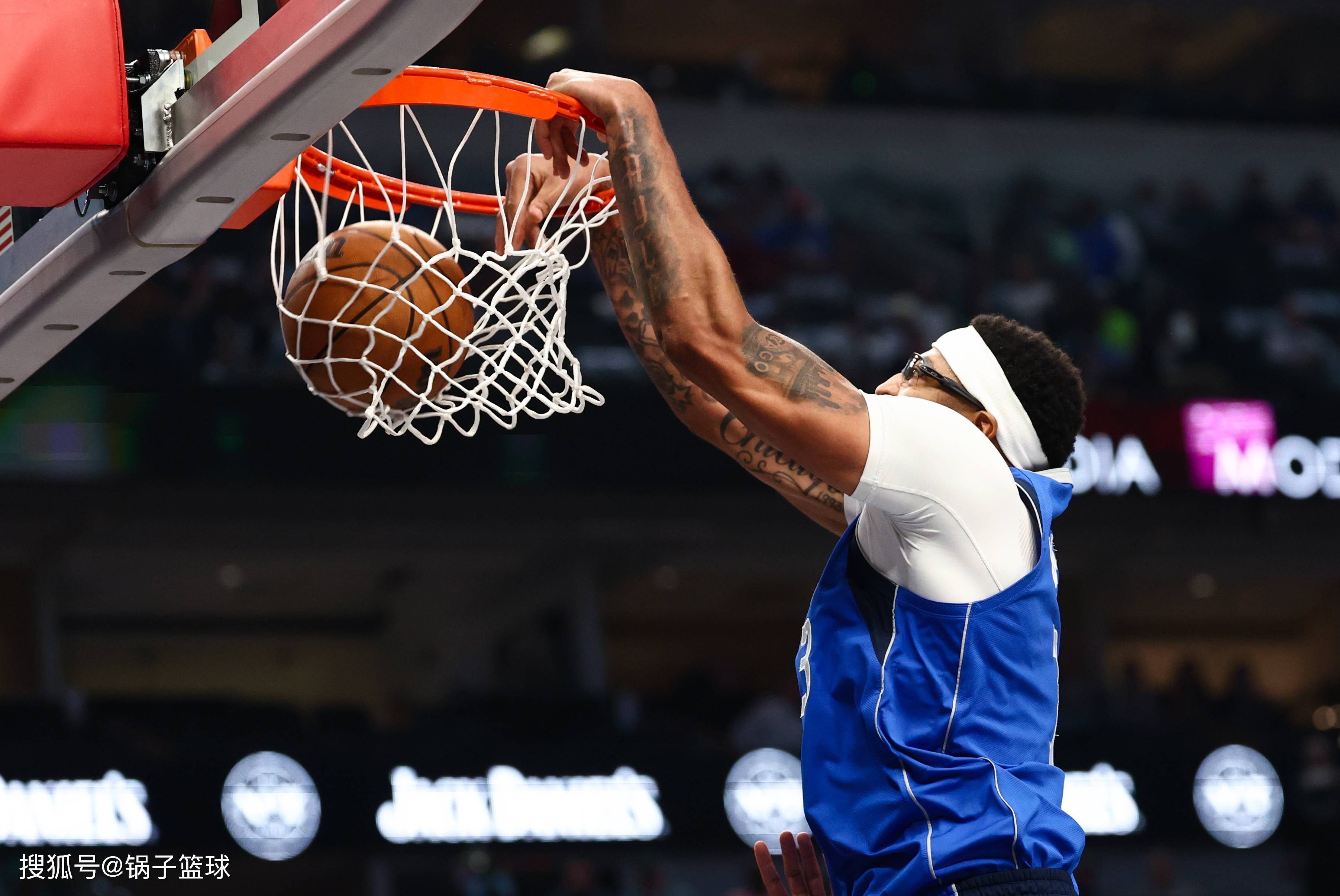 雄鹿险胜山东队，浓眉哥点燃赛场