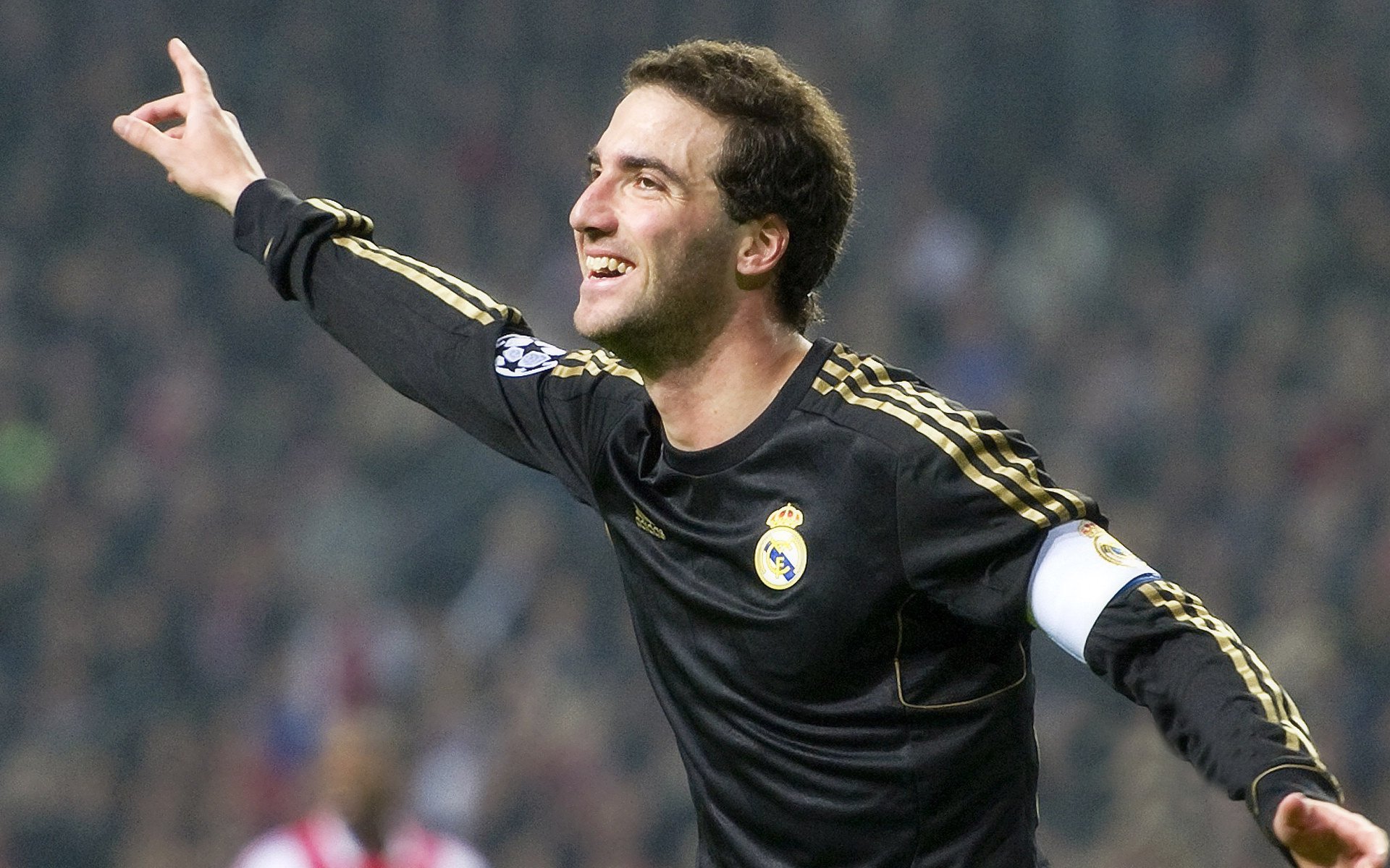 欧冠淘汰赛之夜，内马尔关键回合不手软，当聚光灯亮起，他便是巴黎的大场面先生